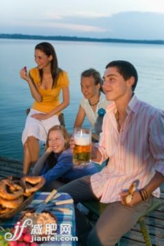 人,衣服,傢具,飲料,食品_81876242_Friends hanging out at lake together_創意圖片_Getty Images China