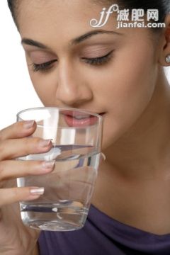 人,飲食,休閒裝,飲料,影棚拍攝_144456763_Young woman drinking water_創意圖片_Getty Images China