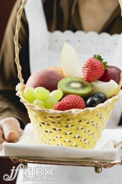 圍裙,籃子,水果,拿著,酒店_gic7291973_Waitress serving a basket of fruit_創意圖片_Getty Images China