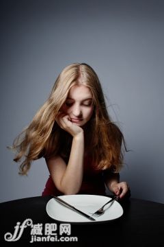食品,瘦身,攝影,_526553859_Pretty girl staring at empty plate_創意圖片_Getty Images China
