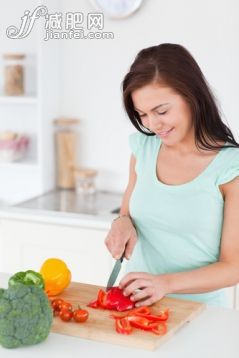 20到24歲,室內,美女,芫荽葉,烹調_gic9717352_Cute brunette slicing a pepper in her kitchen_創意圖片_Getty Images China