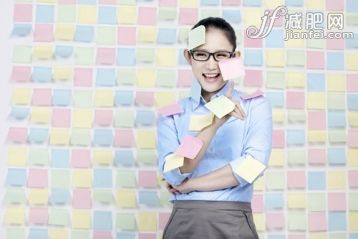 長髮,黑髮,美女,商務人士,全球商務_0a001bbb1_站在便利貼前身上貼滿便利貼的女士_創意圖片_Getty Images China