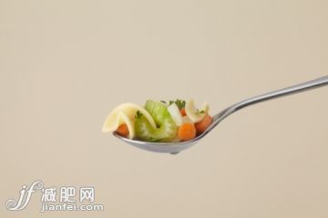 飲食,食品,影棚拍攝,湯匙,麵條_160636305_Vegetable Noodle Soup_創意圖片_Getty Images China