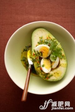 飲食,影棚拍攝,碗,蔬菜,芫荽葉_152831127_Avocado stuffed with quail's eggs, close-up_創意圖片_Getty Images China