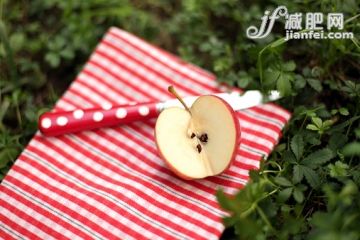 飲料,食品,戶外,田園風光,餐巾_517081005_Cut red apple on checked napkin in green lawn_創意圖片_Getty Images China