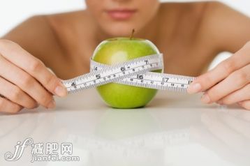 飲食,健康食物,身體關注,瘦身,攝影_200430727-001_Woman measuring apple with tape measure, close-up_創意圖片_Getty Images China