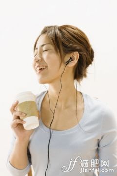 節日,人,飲食,飲料,食品_122682055_Woman Listening to Music over Coffee_創意圖片_Getty Images China