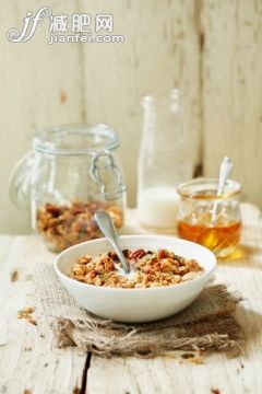 飲食,飲料,食品,影棚拍攝,碗_476850231_Homemade granola for breakfast with milk and honey on a light wooden background_創意圖片_Getty Images China
