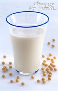 飲料,飲食,影棚拍攝,牛奶,大豆_sb10067655o-001_Glass of soya milk surrounded by soya beans, close-up_創意圖片_Getty Images China 飲料,飲食,影棚拍攝,牛奶,大豆_sb10067655o-001_Glass of soya milk surrounded by soya beans, close-up_創意圖片_Getty Images China