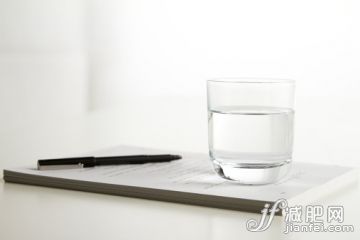 攝影,首都,室內,冷飲,文檔_143703190_pen and glass of water_創意圖片_Getty Images China